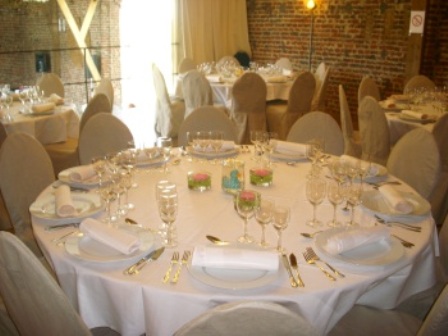 Serie van Airco investering Wit Tafelkleed 240 x 240 cm voor ronde tafel 10 personen - Groep Devisscher  - verhuur feestmateriaal en beurstapijt